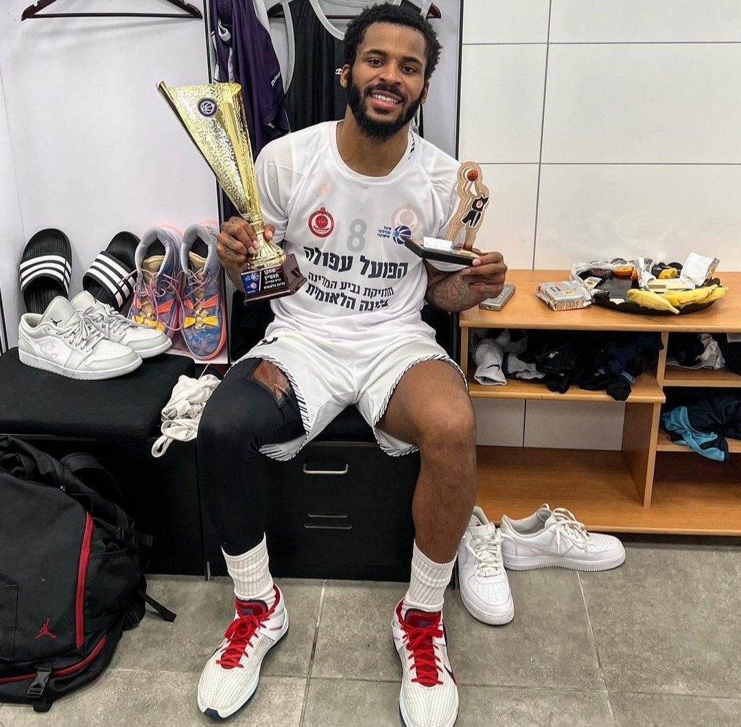 PipuCuore's tweet photo. L'ex gialloblù Vander Blue colleziona un altro titolo di MVP e vince la coppa nazionale in Israele con l'Hapoel Afula.
Congratulations Vander.
#VanderBlue #MVP #Auxilium #Torino #AuxiliumTorino #FIAT #IgnoranzaGialloBlu https://t.co/TZm8vWRdS4