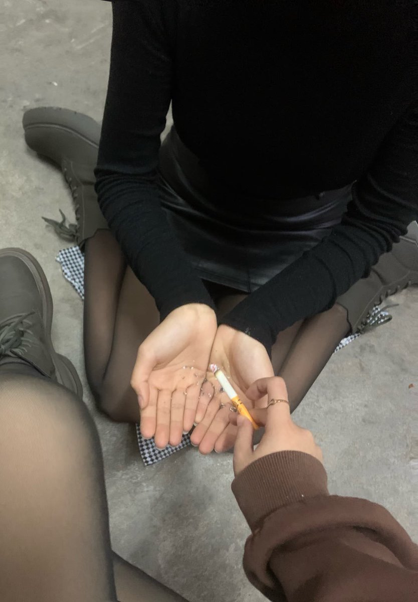 为了拍这张照片 骗闺蜜说跟波风 两人都不会抽烟  拍出来尬尬的
    真的好想坐在坏坏的主人脚边 给他接烟灰
（好喜欢抽烟的男生！ https://t.co/4UGlpVvzko