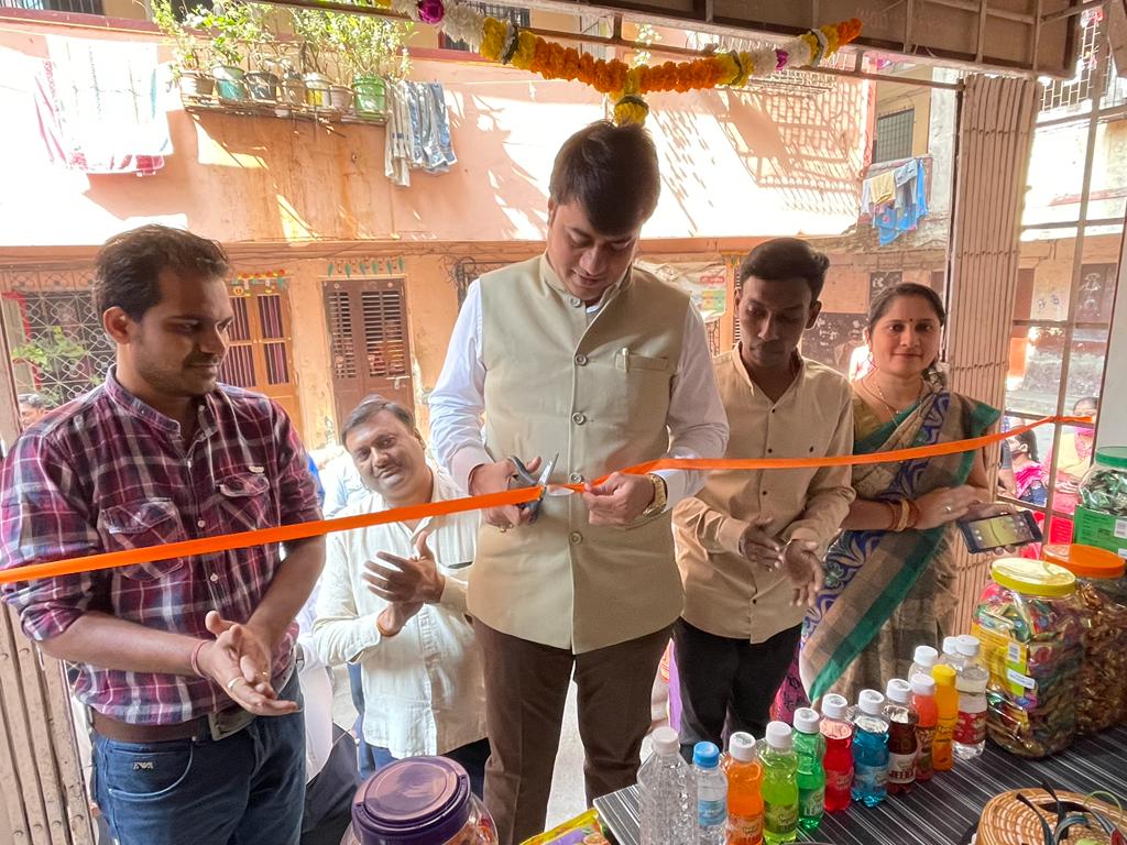adv_ravivyas's tweet photo. Inaugurated a new shop - Diya Enterprises. Thank you for the honor and My best wishes for your new venture!
#AdvRaviVyas #MBMC #BJPMiraBhayandar #BJPZillaPresident #DiyaEnterprises #NewShop #Inauguration #Distributor #ShopInauguration https://t.co/eNqTvUs2C7