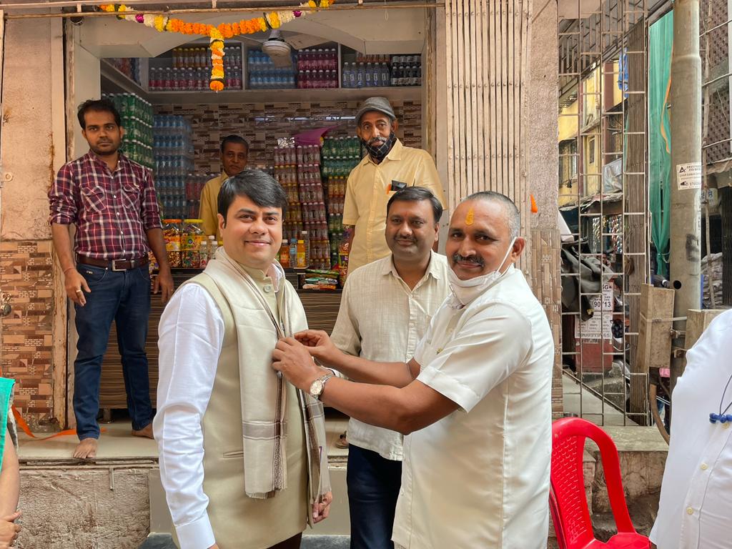 adv_ravivyas's tweet photo. Inaugurated a new shop - Diya Enterprises. Thank you for the honor and My best wishes for your new venture!
#AdvRaviVyas #MBMC #BJPMiraBhayandar #BJPZillaPresident #DiyaEnterprises #NewShop #Inauguration #Distributor #ShopInauguration https://t.co/eNqTvUs2C7