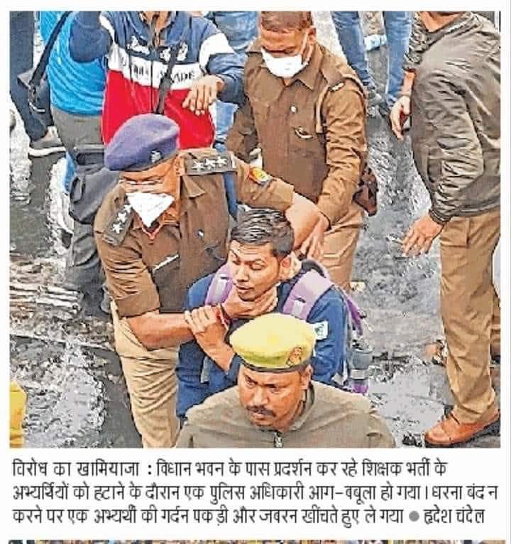 Manish__134's tweet photo. सबको रोजगार मिलेगा.....
पुलिस अधिकारी छात्र का गला पकड़ कर रोजगार देते हुए.. https://t.co/McyjZxbdXD