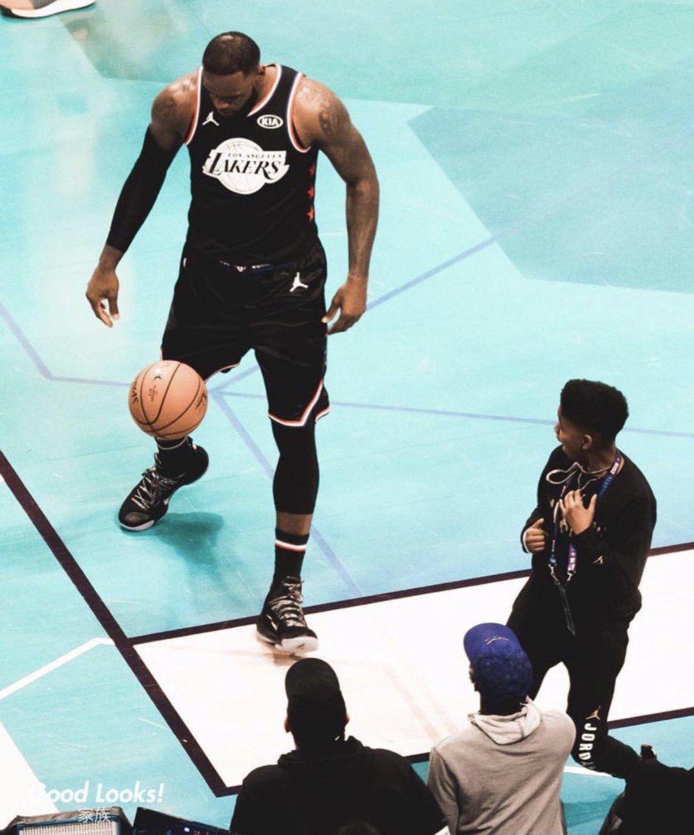 famouslos32's tweet photo. 37 years and counting 🙏🏾 * yes this is me in the picture ! @KingJames https://t.co/zrhEWvZl8y