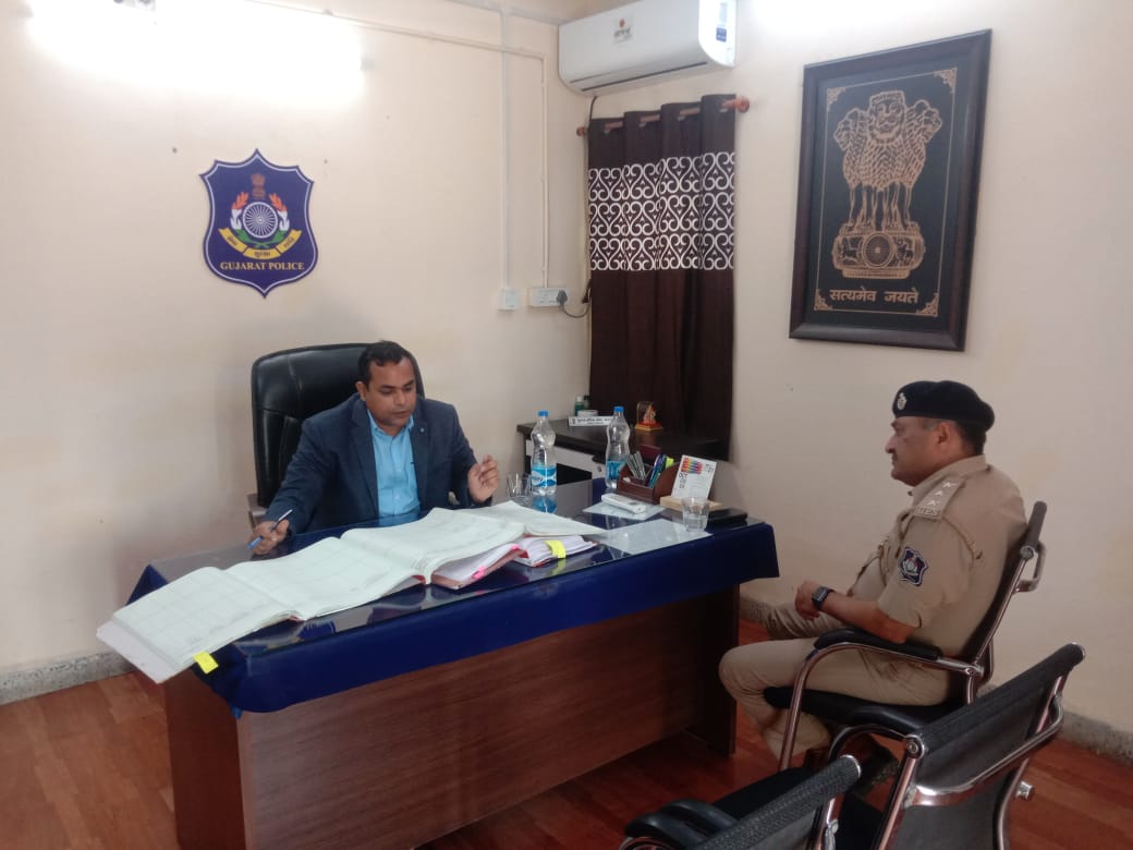 આજરોજ મરોલી પોલીસ સ્ટેશનની મુલાકાત અને વિગતવાર તપાસણી હાથ ધરવામાં આવી. તપાસણીમાં જણાયેલ ક્ષતિઓની નિયમોનુસાર કાર્યવાહી/અમલ કરવા સૂચના આપી.
<a href="/CMOGuj/">CMO Gujarat</a> 
<a href="/revenuegujarat/">Revenue Dep. Gujarat</a>
<a href="/pkumarias/">Pankaj Kumar</a> 
<a href="/nirala_kk/">KKNirala</a> 
<a href="/InfoGujarat/">Gujarat Information</a>