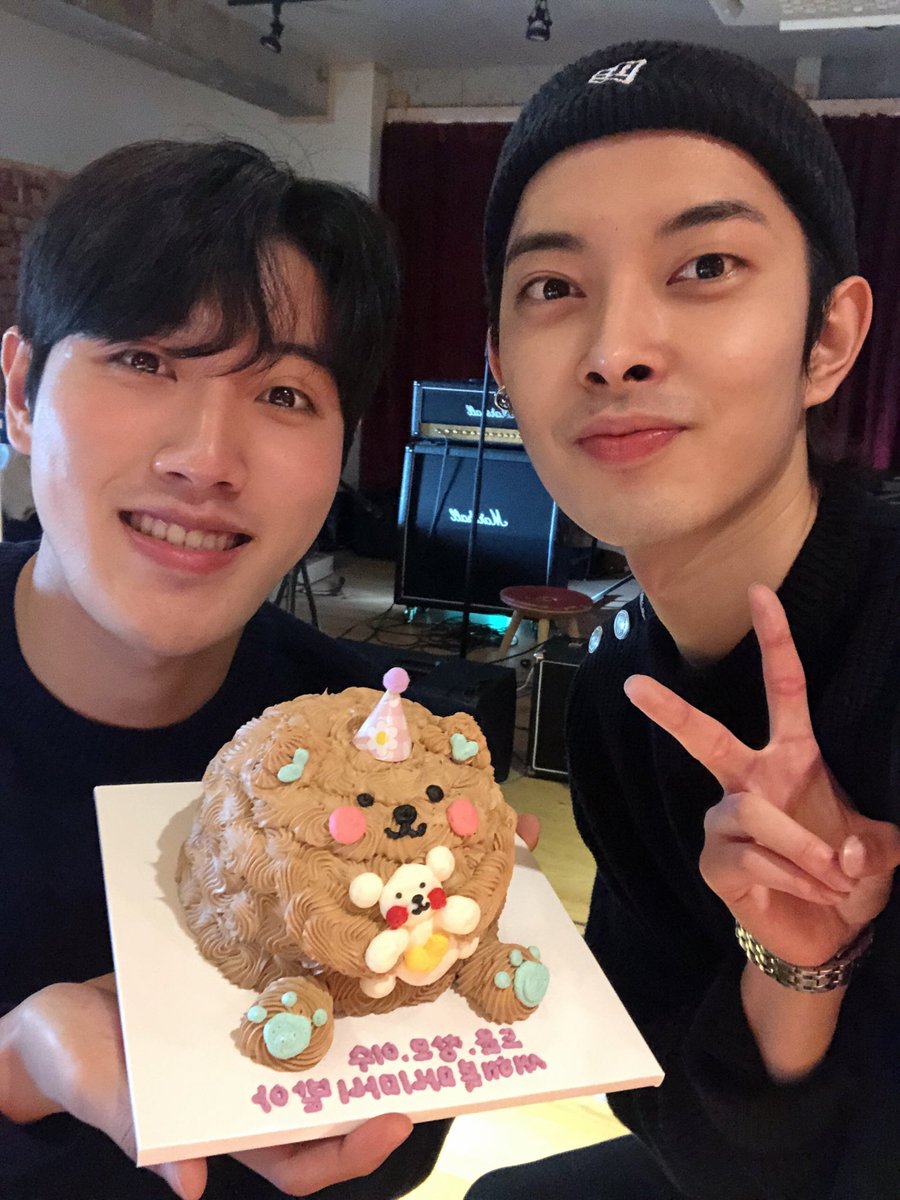 OfficialAboutu's tweet photo. 2021년 고생많았습니다!! 새해 복 많이 받으세요!!🙂 (feat.선자쌤)

#어바우츄 #AboutU
#도윤 #이수 #네온
#DoYoon #YiSoo #NeoN 
#Kband #Krock #한국밴드 #밴드 #band #Kpop https://t.co/yk52Gz22bn