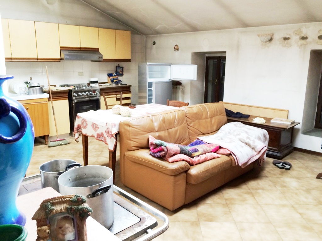 AgeGianelli's tweet photo. Rif. 2236 A 2 km da Serra, Rustico in sasso libero su 3 lati € 60.000 
#sell #serramazzonese #serramazzoni #country #countryside #countrylife #living #home #homesweethome #villa #villetta #rustico #casale #appartamento #immobiliare #buy #cimone #provinciamodenese https://t.co/WvSVClFg86