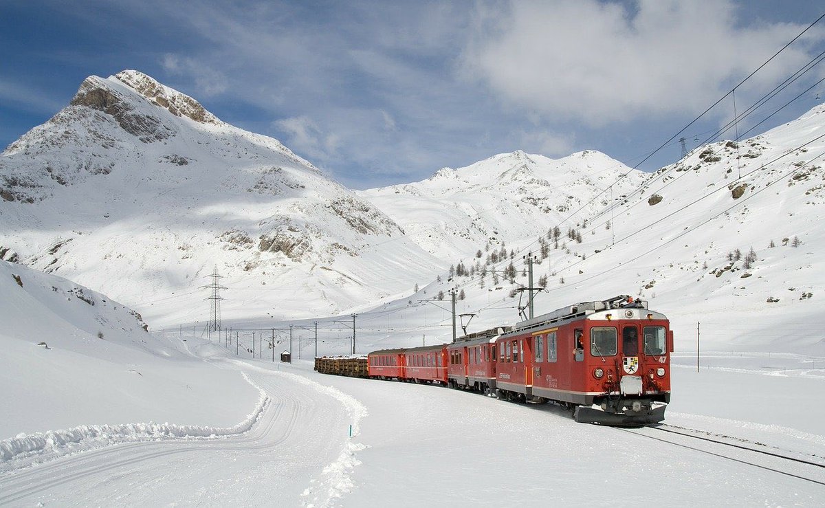 RevelDaily's tweet image. A train surrounded by snow! #Revel