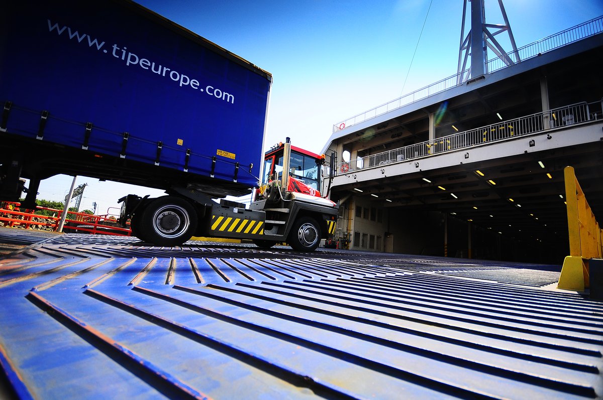 HavenRotterdam's tweet image. Exporteer je goederen naar het VK? Vanaf 1 januari krijg je te maken met grensformaliteiten. Bereid je hierop voor en gebruik het voor uw vervoer juiste toegangsmodel #prelodgement #temporarystorage. Lees er alles over in dit infoblad bit.ly/3ELTODn #Getreadyforbrexit