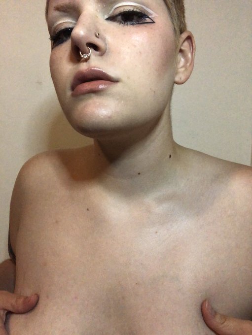 👻Hi i&rsquo;m Ellie👻 i&rsquo;m a little shy but i&rsquo;m sweet 😚 makeup enthusiast, baby clown  https://t.co/9flzi20YEc https://t