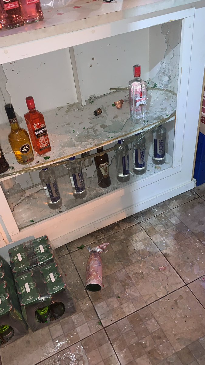 necbebidas's tweet photo. Infelizmente nem Jesus agradou a todos, hoje sofremos um ataque em nossa loja que não sabemos o motivo, nos defendemos o pão de cada dia por essa loja mas Deus vai nos da em dobro, VAMOS DEIXAR GUERRA DE BANDIDO PRA BANDIDO A N&amp;C ATENDE TODOS NÓS SOMOS TRABALHADORES !!! 💔😭😞😞 https://t.co/R4b3vpQqM8