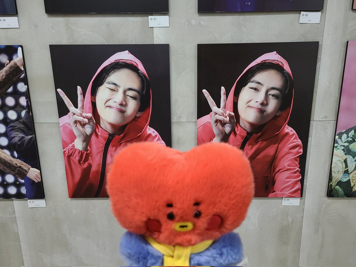 corda1013's tweet photo. 수요일 저녁.
퇴근하고 달려갔던 무드뷔 전시🌟
예쁜 태형이 눈에 가득 담고 왔어요💕
관람 후에 소소하게 럭드 5개 뽑아봤는데 사실 늦게가서 마음을 비우고 있었거든요
그런데 갑자기 2등 나와서 너무 당황하는 바람에 리액션은 외마디 "어?"😳로 끝나버린 슬픈 사연
#mood_Vday
#moodv #무드뷔 https://t.co/CMi8c7mZx1