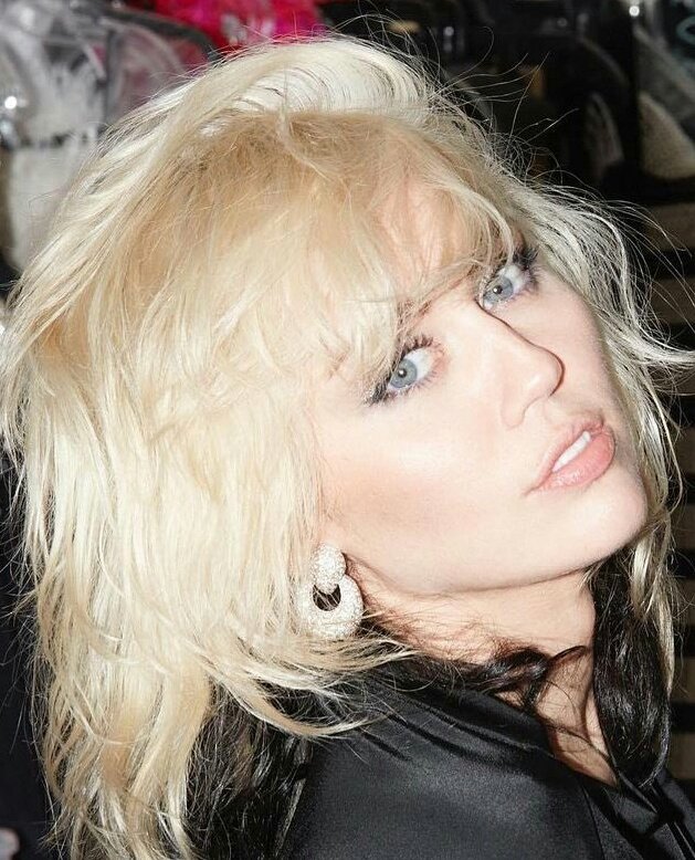 flowersformiley's tweet photo. 2012                         2021 https://t.co/VoSnBNwyOU