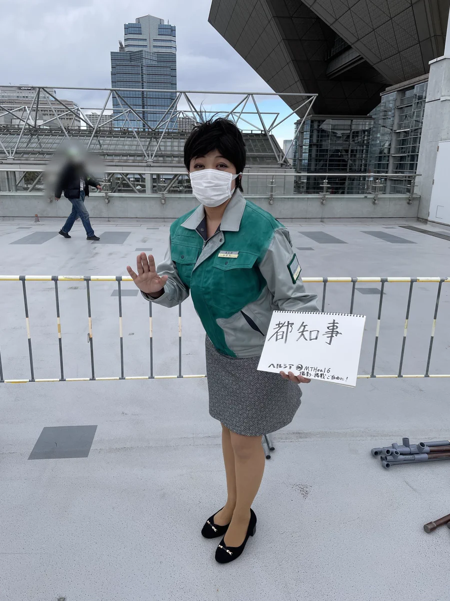 こんなところに出没？屋上で小池都知事のコスプレを披露www