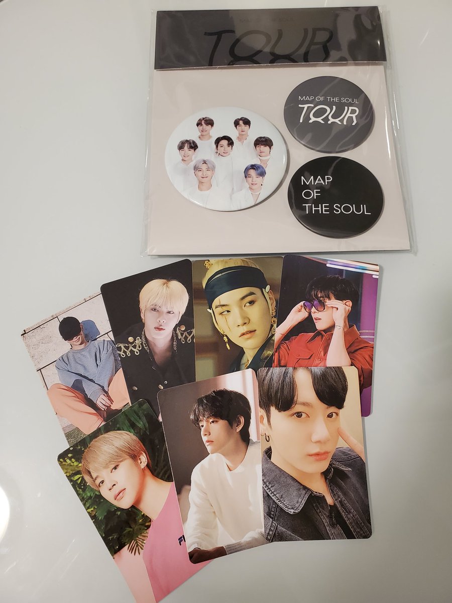hotteok_pwr's tweet photo. ✨ BTS WW GIVEAWAY ✨

♡ MOTS Tour Can Badge Set
♡ BTS photocards

Rules
- like, retweet
- ends in 48 hours  

Good luck! 💜 @BTS_twt https://t.co/d5Mtz3vazJ