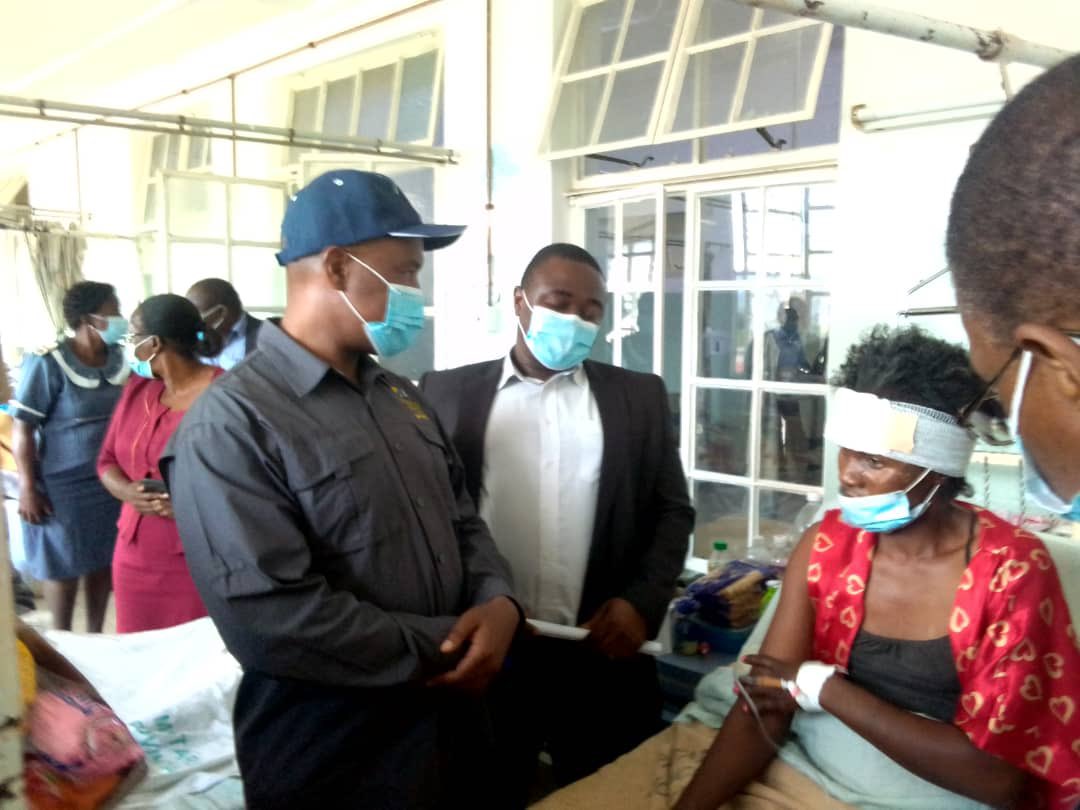 nickmangwana's tweet photo. MUTARE ROAD ACCIDENT UPDATE
30/12/21

- 7 people are still hospitalized in Mutare.
-5 females (1 in ICU)  and 2 males 
- Mr Patrick  Mutisi passed away on 29.12.21 (MHSRIP)
-1 Hospitalized in Kadoma 
Total deaths are now 6.
Minister @MhonaFelix visited the site and the sick. https://t.co/axVGsictrA