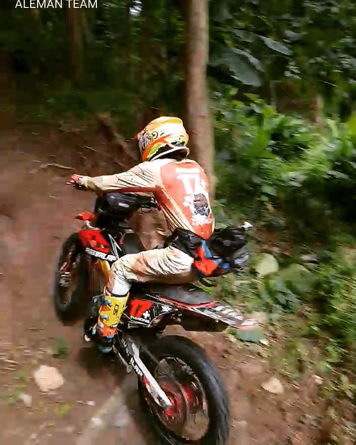 ajievanons's tweet photo. dancing with asu balap ..... #playhardorgohome #hardenduro #endurolife #evanonstory #evanons #AdventureTime https://t.co/TQqukRfPTK