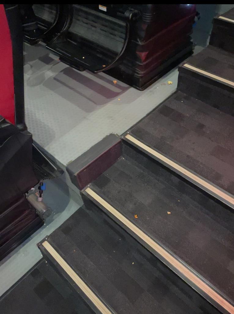 Su_olvera's tweet photo. En verdad decepcionante querer regresar al cine y encontrarse con tus asientos así, sin duda no limpiaron y queda mucha duda de la sanitización de las instalaciones. @Cinepolis satélite nos quedaron muy mal, no vale la pena pagar sus boletos de sala 4DX-3D https://t.co/kp921GzbkF