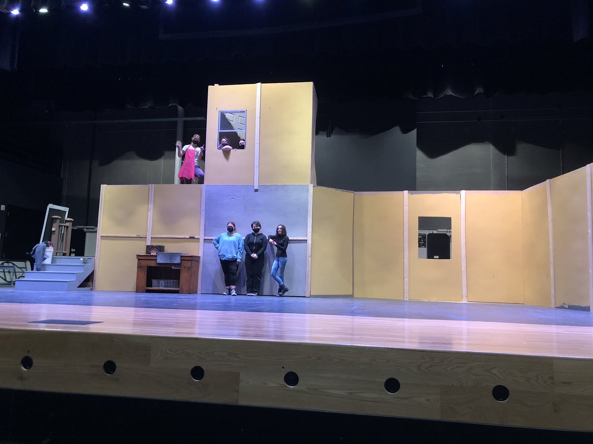 #Streetcarnameddesire headed to Northtown! Blank slate to stage set up! Student lead theatre @nkchs_theatre @NKCHS_AD @NorthtownNews