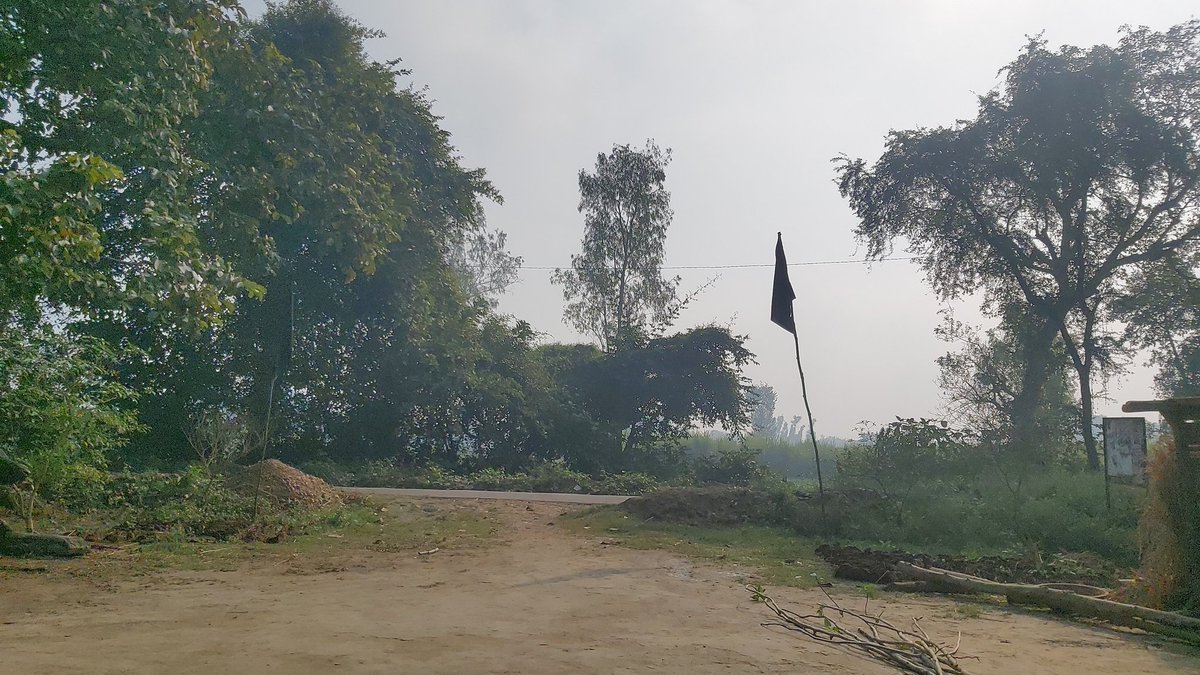 AwadhRajendr's tweet photo. काला झंडे के साथ प्रार्थी राजेन्द्र awadh  विलेज ankari  जिला अयोध्या उत्तर प्रदेश https://t.co/XHOF74zNEW