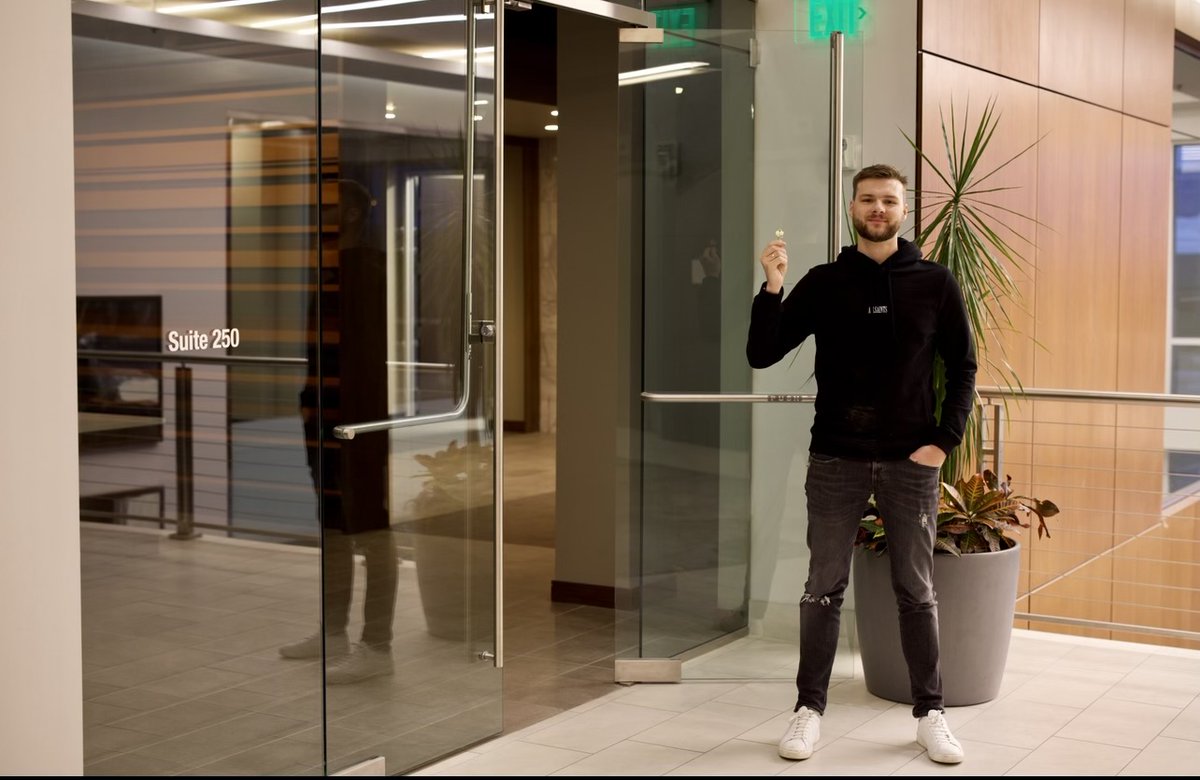 Today I was handed the key to the #SAFEMOONHQ!
Excited to see the innovation that comes out of #SAFEMOON's new home.

#SAFEMOONARMY