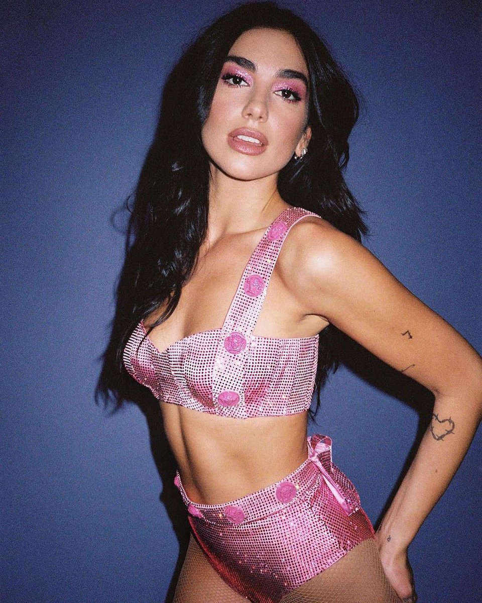 90sTaurusGirl's tweet photo. Dua Lipa wearing Versace 💜💚 #dualipastyle #versace #dualipa https://t.co/Y67rDdDsBY