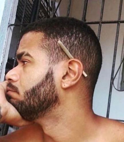 outofcontextECB's tweet photo. fumar aquele que deixou o Patrick de Lucca https://t.co/KFEdADOz1v