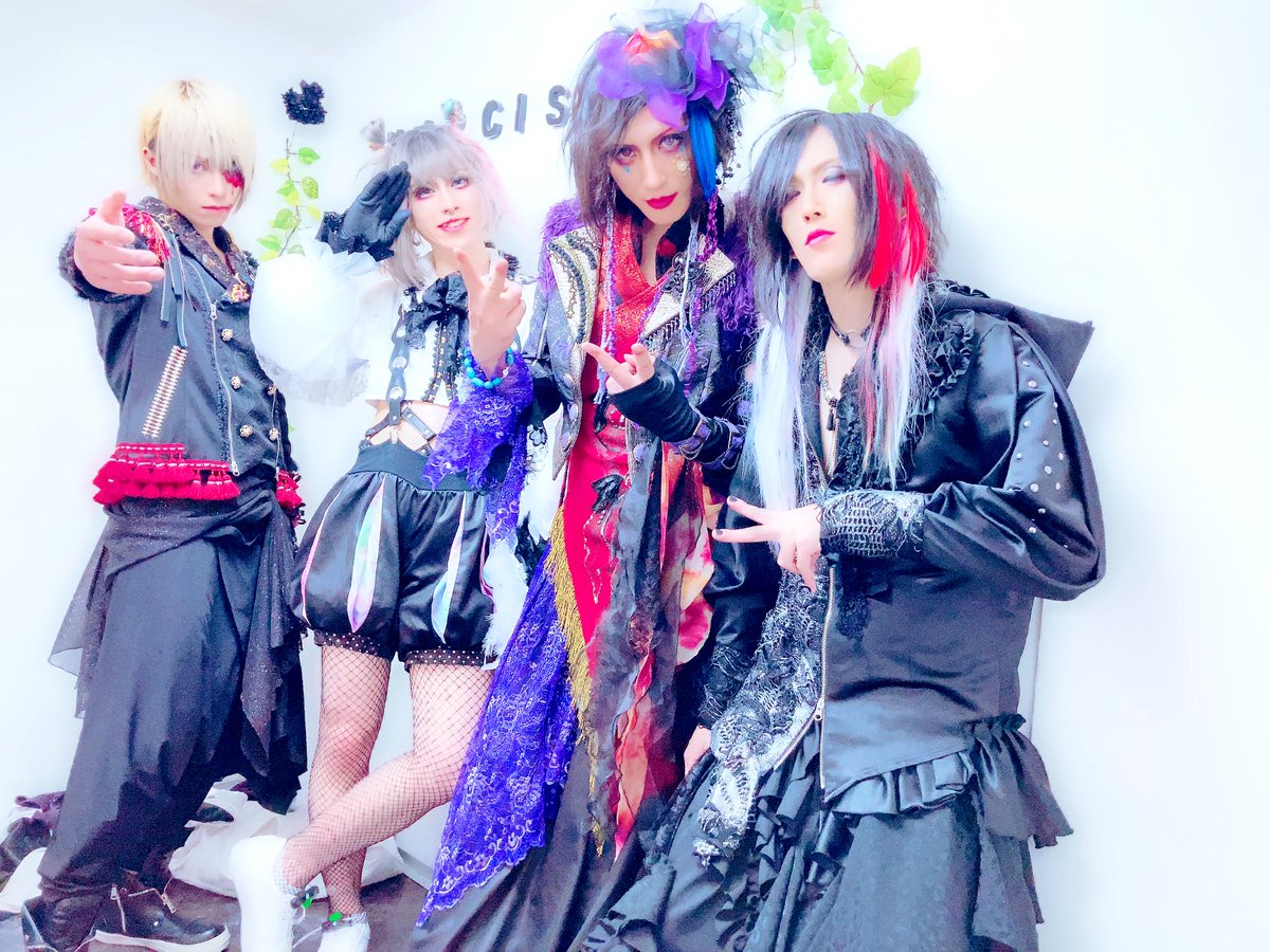 DrasticFullMooN's tweet photo. 2021年 12/30
浦和ナルシス

Drastic Full MooN - 神月 -

2nd Live

【セットリスト】
〜SE 入場ver.
1. お前だけは、許さない。-Level.2-
〜MC〜
2.酒池肉林
3. 東京浮遊蝶
〜振付講座〜
4.星屑ノPrince様（新曲）
5.光夜

ありがとうございました🌕

【神月YouTube】
https://t.co/1uWi1keNpi https://t.co/bJ30hAeY4c