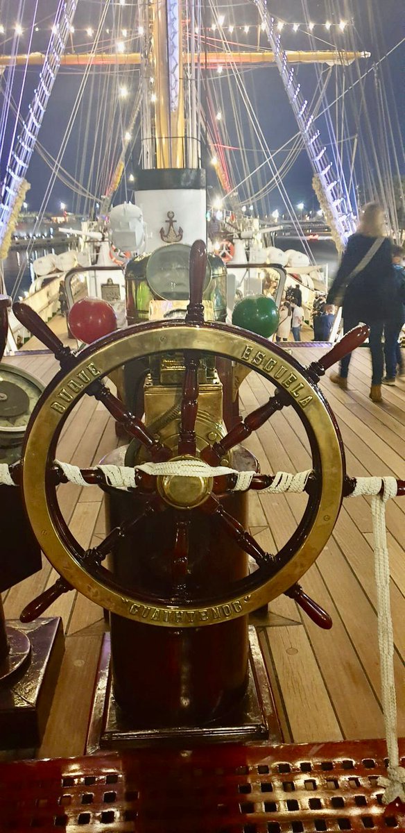 SRE_mx's tweet photo. 📸 Hoy el #BuqueEscuela Cuauhtémoc de la @SEMAR_mx también despide el año 2021 a su manera: siendo el «Embajador de los Mares».

En Valencia, España, el público podrá visitarlo durante este día y mañana, para también apreciar su espectáculo de luces. https://t.co/qg0UXSL7GQ