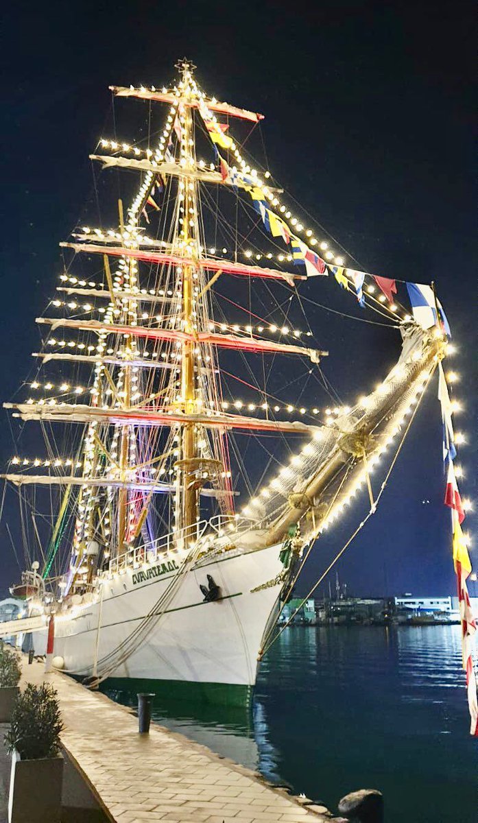 SRE_mx's tweet photo. 📸 Hoy el #BuqueEscuela Cuauhtémoc de la @SEMAR_mx también despide el año 2021 a su manera: siendo el «Embajador de los Mares».

En Valencia, España, el público podrá visitarlo durante este día y mañana, para también apreciar su espectáculo de luces. https://t.co/qg0UXSL7GQ