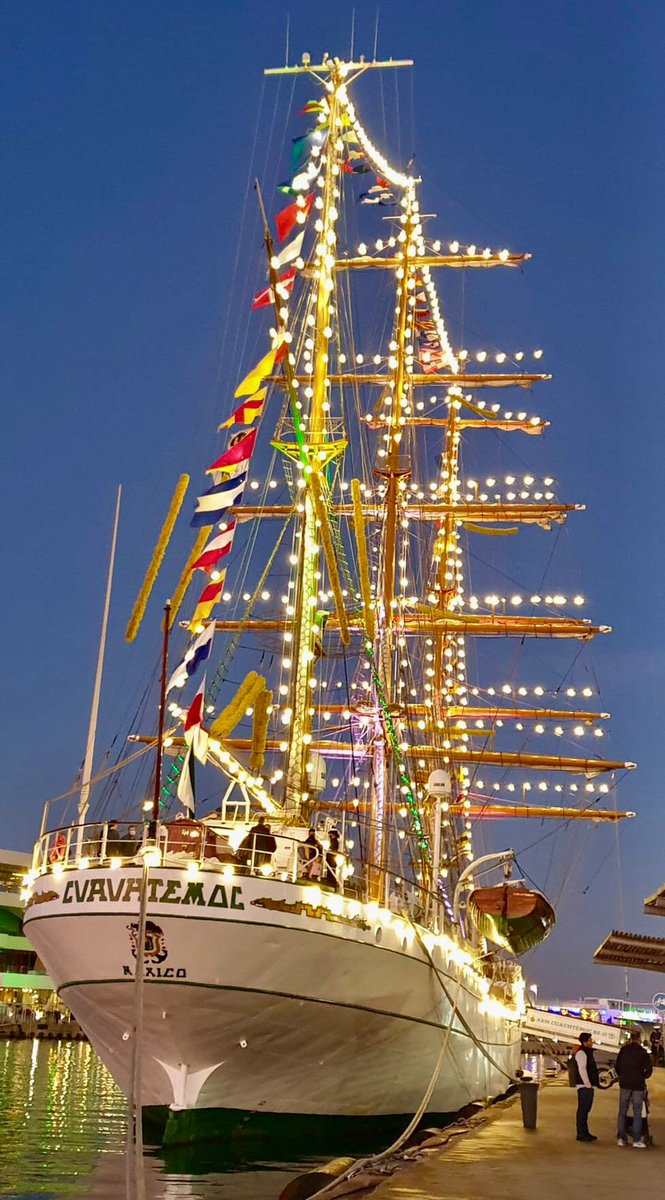 SRE_mx's tweet photo. 📸 Hoy el #BuqueEscuela Cuauhtémoc de la @SEMAR_mx también despide el año 2021 a su manera: siendo el «Embajador de los Mares».

En Valencia, España, el público podrá visitarlo durante este día y mañana, para también apreciar su espectáculo de luces. https://t.co/qg0UXSL7GQ