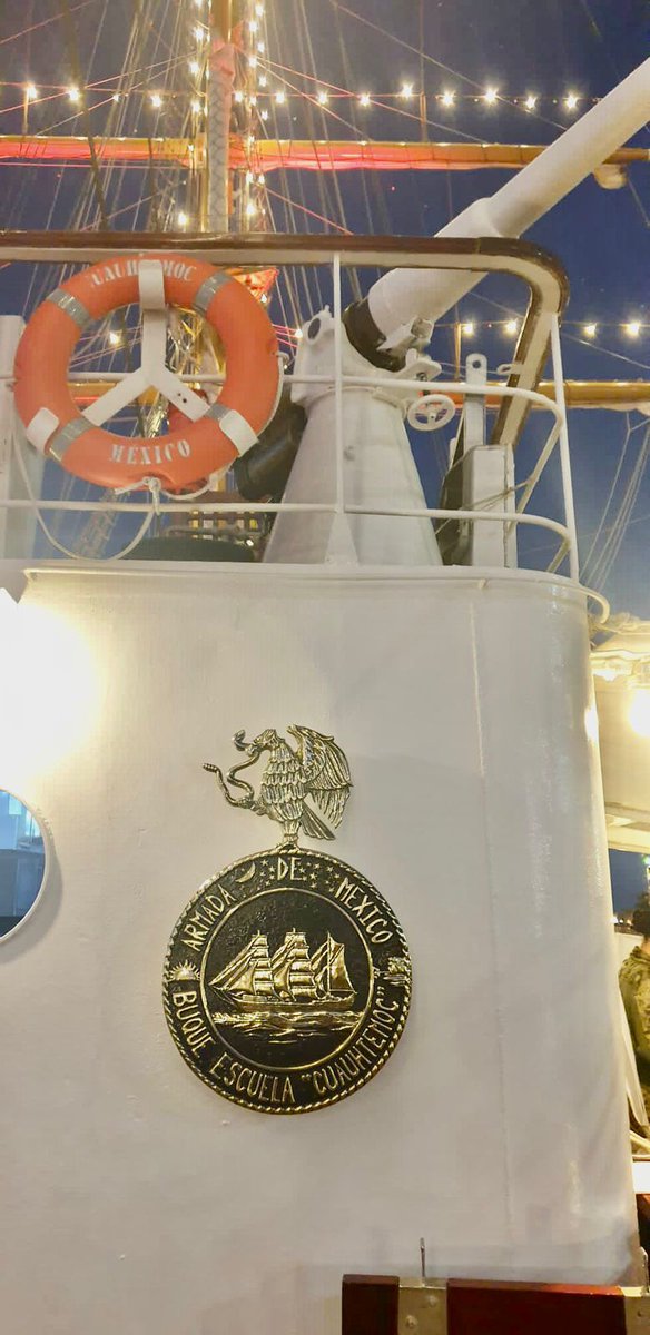 SRE_mx's tweet photo. 📸 Hoy el #BuqueEscuela Cuauhtémoc de la @SEMAR_mx también despide el año 2021 a su manera: siendo el «Embajador de los Mares».

En Valencia, España, el público podrá visitarlo durante este día y mañana, para también apreciar su espectáculo de luces. https://t.co/qg0UXSL7GQ