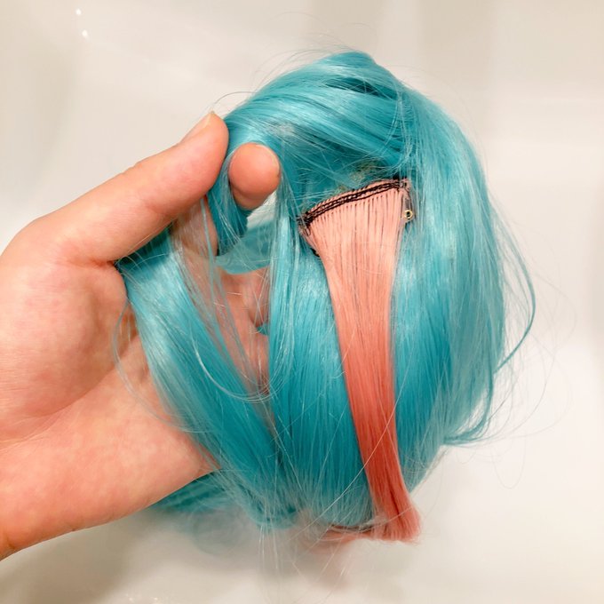 公式絵のツインテールのピンク色が反射光なのかメッシュなのか不明ですが、ツインテバンスのクリップの側面にワンタッチエクステを付けるだけで思いの外自然でかわいいメッシュになったので良かった 