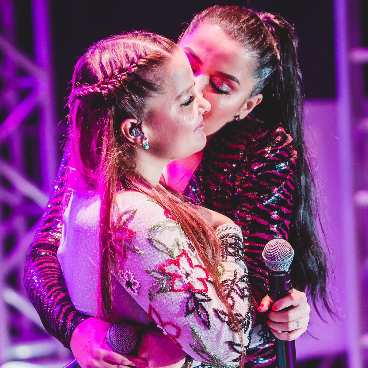 Maraisa's tweet photo. Feliz aniversário amor da minha vida! Obrigada por esses 34 anos juntas, compartilhando o mesmo sonho! Não haveria lugar mais especial no mundo pra passarmos nosso niver, afinal de contas, a gente nasceu foi pra cantar! Te amo ♥️ @MaiaraMeM https://t.co/vXjZ1Vovjs
