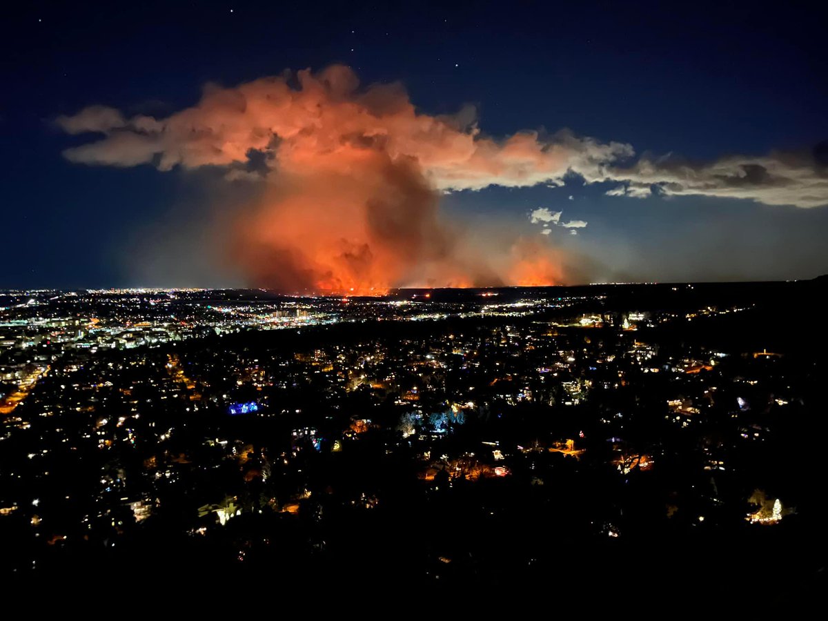 BillGraulWx's tweet photo. A beautiful capture of just incredible devastation.😢
Photo taken around 7 p.m. from Flagstaff Mountain just west of Boulder, CO... looking southeast.
📷Photo credit: Katie Walker
#cowx #MarshallFire #MiddleForkFire https://t.co/KE7yzEyGVi