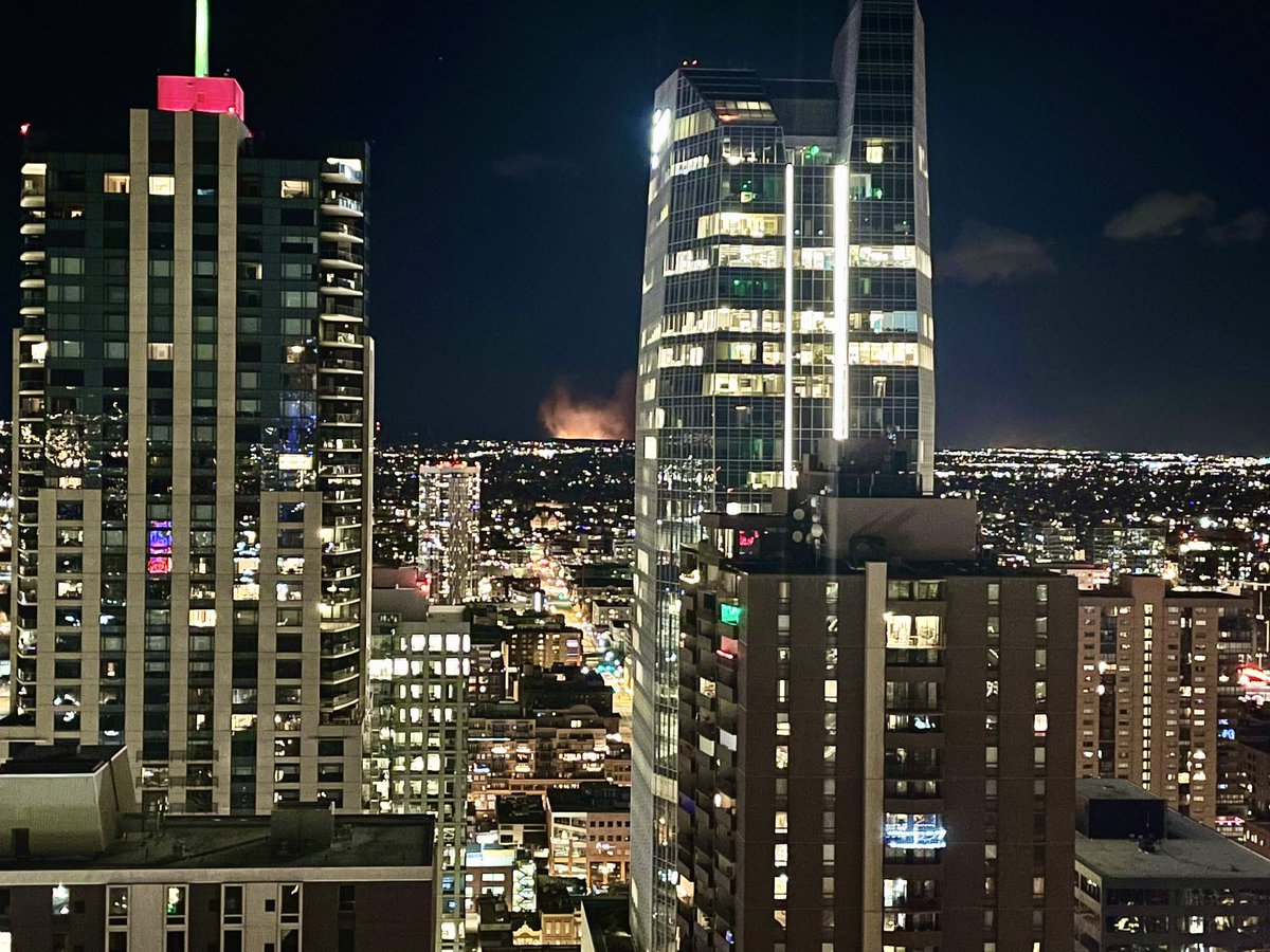 theWXwoman's tweet image. Perspective.

A view of the Marshall Fire tonight from the 39th floor in downtown Denver.

📸: Keifer Mansfield #9wx