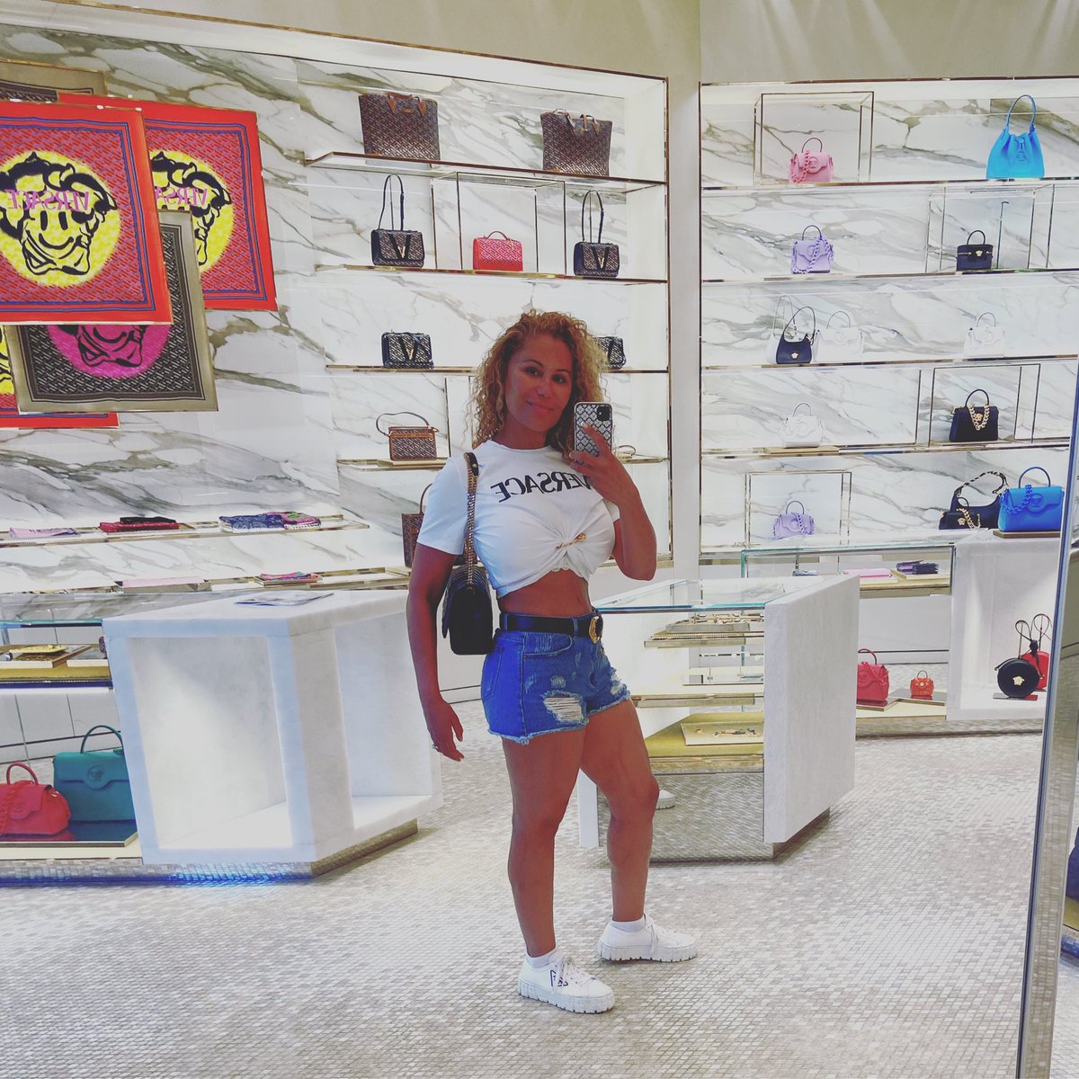 TahseenSarah's tweet photo. Picking up a few things .. #versace #versacelife #florida https://t.co/F2EkxFnUWW