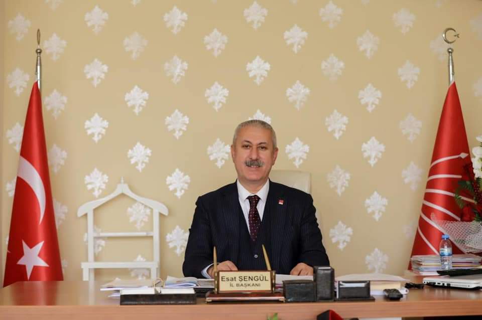 chpkmarasil's tweet photo. Yeni bir yıla girerken mutluluk, huzur ve başarı diliyorum. Yapılan her işten keyif alacağımız, ailemizi daha da büyüteceğimiz mutlu yıllarımız olsun, 
Esat Şengül
CHP Kahramanmaraşİl Başkanı https://t.co/UxQwSPtbAR
