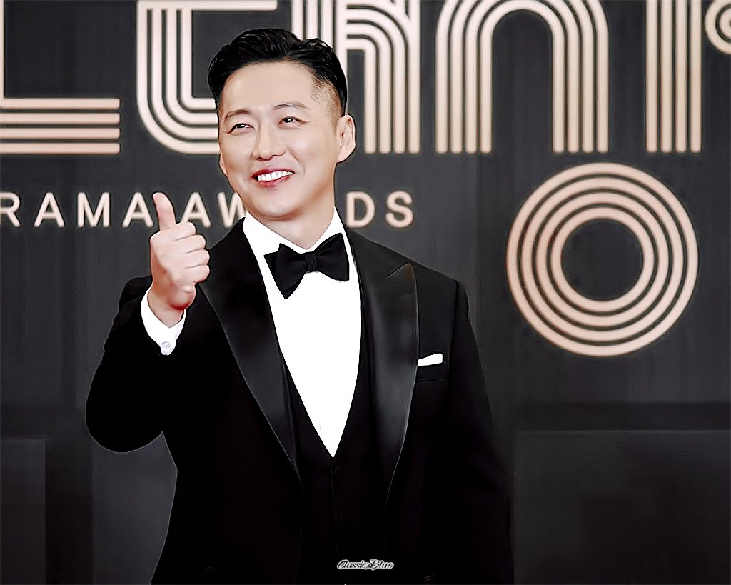 ClassicxBlue's tweet photo. 211230 MBC 연기대상 포토월
#남궁민 https://t.co/6OFzuoC5XW