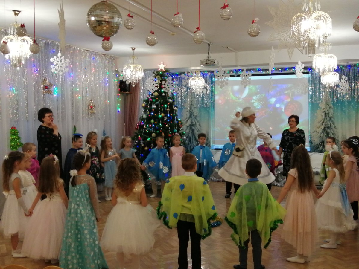 ds375samara's tweet photo. Наш детский сад погрузился в сказку от разнообразия новогодних историй и приключений! Праздничная неделя оказалась очень душевной, вол��ебной и запоминающейся. С Новым годом! Здоровья! Тепла! Добра! https://t.co/JAniIgr1xK