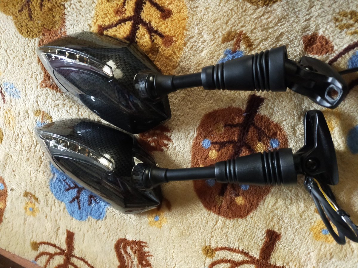 CocoGIXXERsf155's tweet photo. NEWミラーもキタ━━━━(゚∀゚)━━━━!!
キジマのTECH6です……。
『オイッもう付いてるだろ!!』って。
諸事情により付け替える事に成りました。
見た目は変わりませんがシャフトが20mm長く成ってます。
ウインカーも流れます😆👍
それでも純正よりは短い。
#キジマ
#TECH6
#ミラーウインカー https://t.co/wFmDxfm7rc