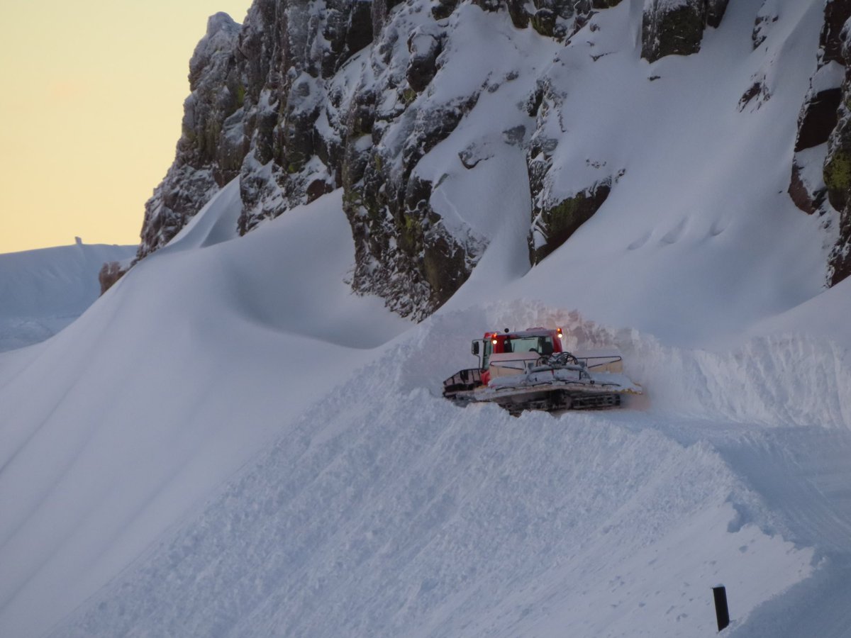palisadestahoe's tweet photo. Another look behind the scenes today: Palisades Mountain Manager Jimmy King working to re-build the Siberia access road during a window of visibility this morning. Photo: Marcus Morgan #deepcember #palisadesops https://t.co/V0lxIzAVn4
