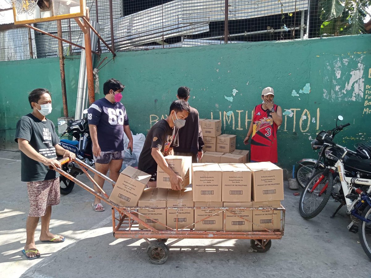 TLRPque's tweet photo. Damayan at kamustahan sa Barangay San Isidro kung saan kailan lang ay mayroong 71 pamilya ang naapektuhan ng sunog.
Sama sama, babangon tayo!
#HelpLikeLeni https://t.co/fcTGroD5gL