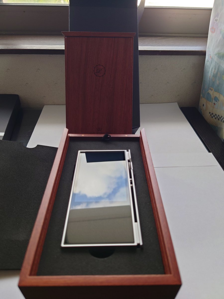 Yohji_N's tweet photo. 今年最後に念願の…念願のプレイヤーをお迎えしました。
試聴出来るお店がなくて物凄く迷ったけど以前聴いたP6proの衝撃と声向けという好みのチューニングを信じつつ、悩みつつ購入。
すぐ発送して下さった店舗に感謝
付属しないと思ってたレザーケースもついてきて嬉しいです。
#p6pro gray obsidian https://t.co/qNsa5rnrdN