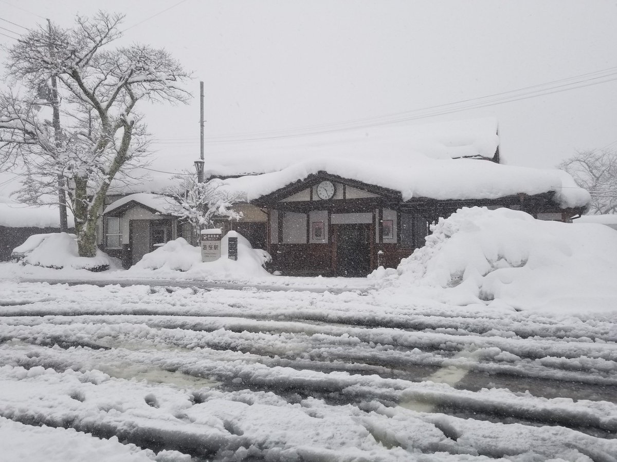 nyaocyan's tweet photo. #大雪
#雪
#若桜町
#若桜鉄道
#若桜駅
#真っ白
#移住
#田舎くらし
去年に続き
びっくり😲大雪で年末🎵
昨日からの雪がすごいことに😮
今日も朝から運休です❄️
ホームと線路の区別が解らない🛤️
私は朝から四時間雪かきしました✨
肩と腰が限界です‼️ https://t.co/q36Xz4MHdS