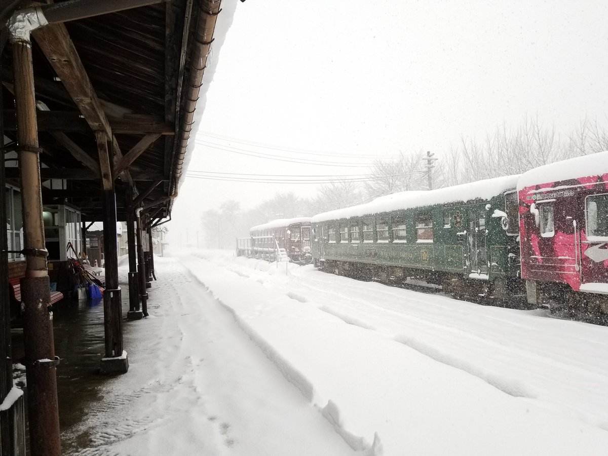 nyaocyan's tweet photo. #大雪
#雪
#若桜町
#若桜鉄道
#若桜駅
#真っ白
#移住
#田舎くらし
去年に続き
びっくり😲大雪で年末🎵
昨日からの雪がすごいことに😮
今日も朝から運休です❄️
ホームと線路の区別が解らない🛤️
私は朝から四時間雪かきしました✨
肩と腰が限界です‼️ https://t.co/q36Xz4MHdS
