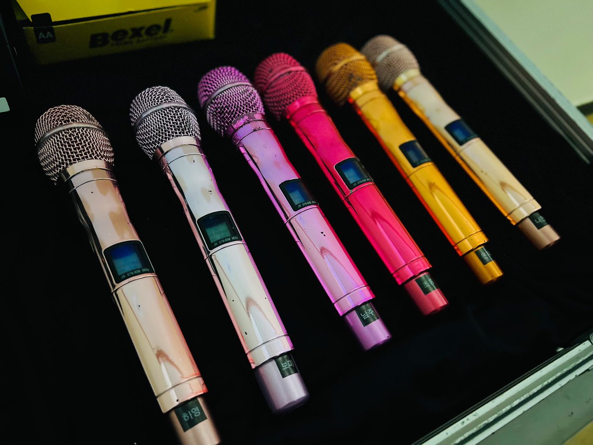 Apink_2011's tweet photo. [#에이핑크]
우리핑크의 리허설 ���대 위 &amp; M.I.C 사진 도착🎤💫 
오늘이 바로 <#Pink_Eve> 팬미팅 날💖

2021년의 마지막을 멋지게 장식할
핑순이들과의 행복한 축제! 함께해요😆

🐼'Pink Eve' 🎉 오늘 저녁 7시(KST)💕
🎟 KOR https://t.co/h49UM49Asg
🎟 GLOBAL https://t.co/EM6DOqMr8J

#Apink https://t.co/4V3xOjMwuM