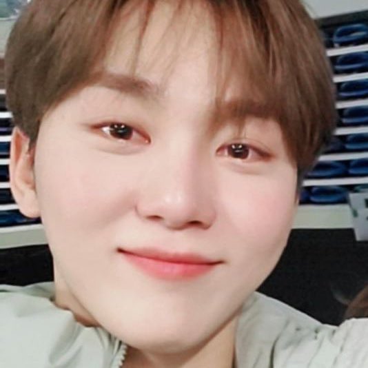 coach suyoung's instagram post!

the tears in seungkwan's eyes 🥺 he was really emotional that day.. we're so proud of you seungkwan!! 🧡