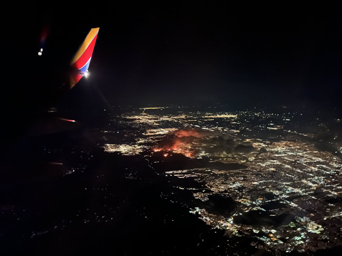 DenverChannel's tweet photo. This is what two people saw over the skies of Colorado as they flew out of DIA earlier today. Fire officials believe downed power lines ignited the 1,600-acre #MarshallFire. Lates updates: https://t.co/dT0cHPhWDZ https://t.co/KYOlEx5AJ0