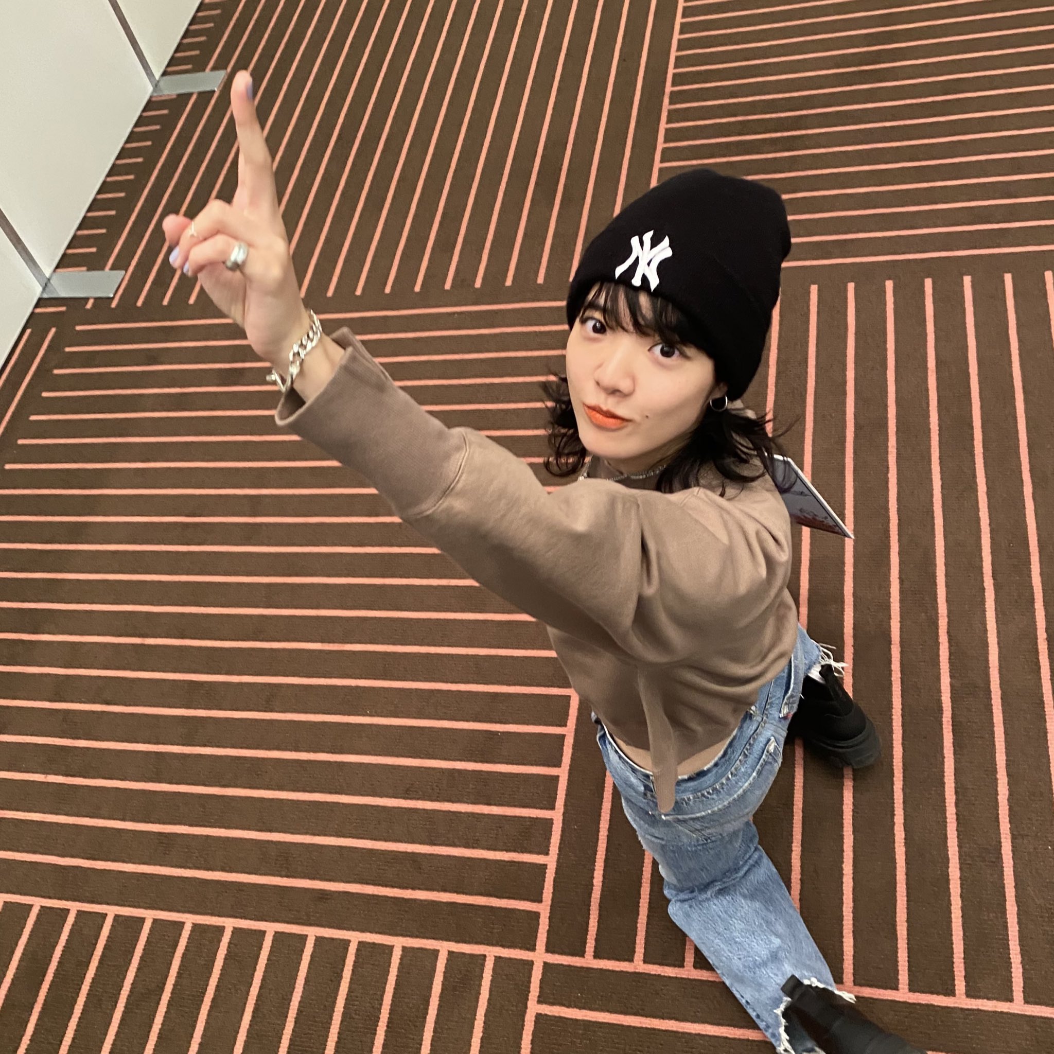 あいみょん / ニット帽　ロンT セット ゆん🦥このアカ、サーチライト後まででさよなら on X: 