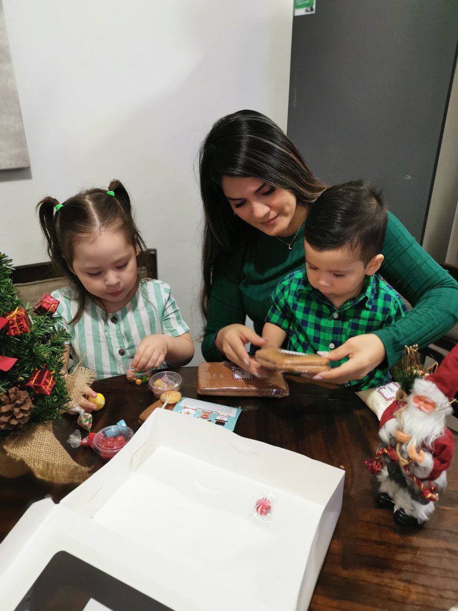 Lknton's tweet photo. Tratando de hacer la casita de Jengibre con los bebes ☺️🏠
#Navidad2021 🎄
Ps. Eso sí que es difícil 😔🤭 https://t.co/xjXpFGGLLL
