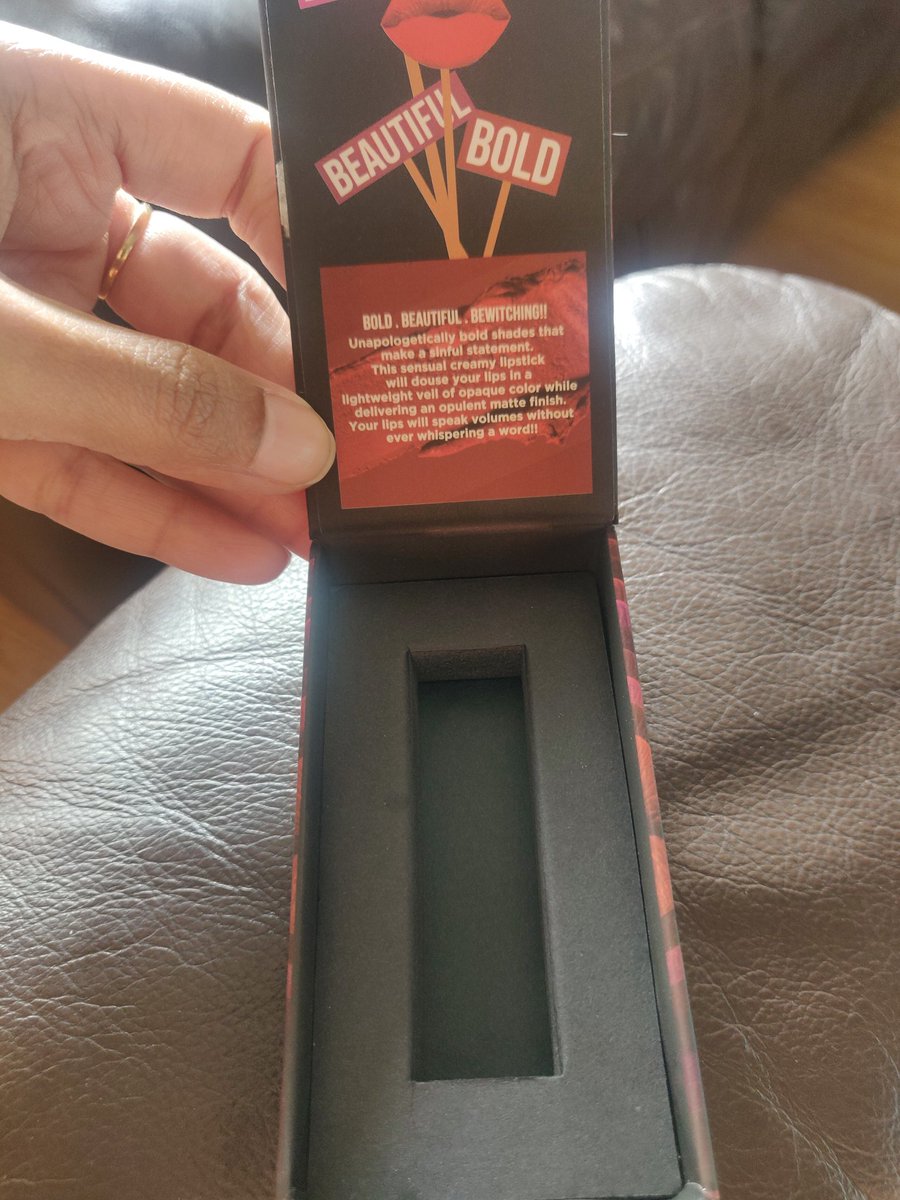 Madie216's tweet photo. Duping customers! Is that your forte @MyNykaa ? Sending empty lipstick box to the customer! What are you going to do about this? #feelingcheated #nykaa #dupingcustomers https://t.co/3UqFyI0uKO